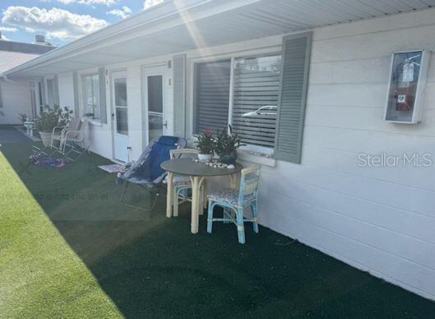 Quiet 1 BR apt on Venice Island. 1 floor living. 4 blocks  to Venice Beach.  2 blocks walk to town shops, restaurants, banks, post office. 
Parking at front door. Laundry on site. 
Great investment property. 


Renter responsible for electric and cable. 1 parking spot unit off street. No smoking.