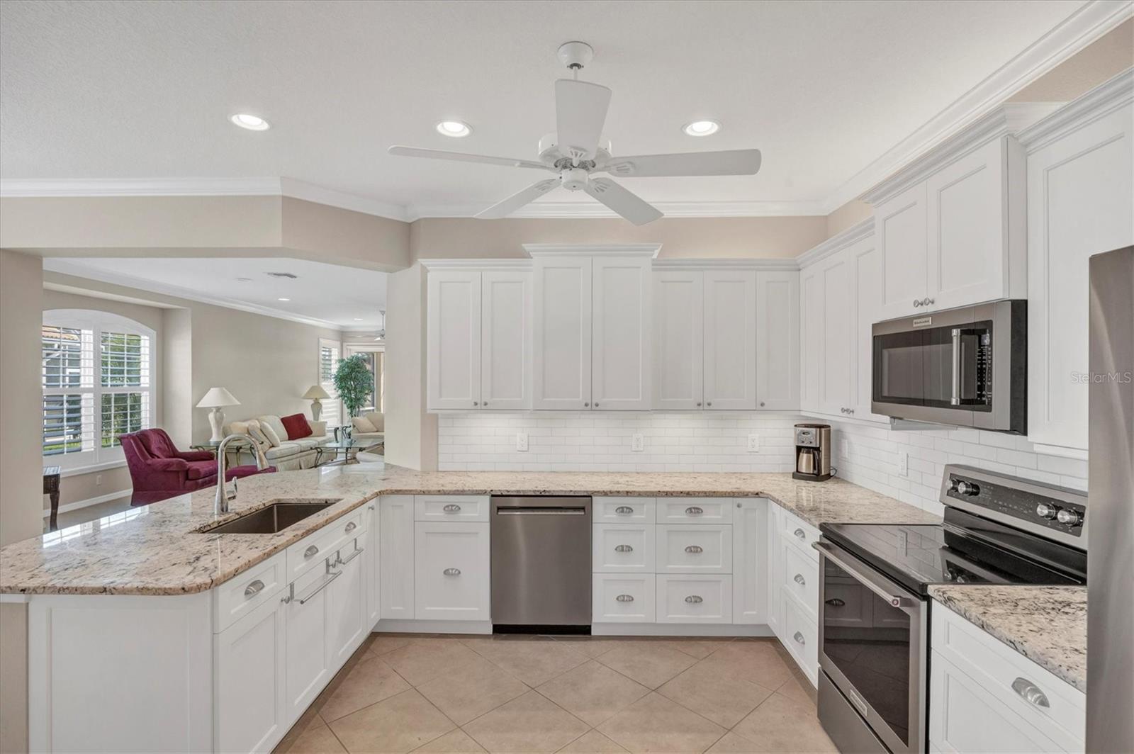 PELICAN POINTE GOLF & COUNTRY CLUB - Residential