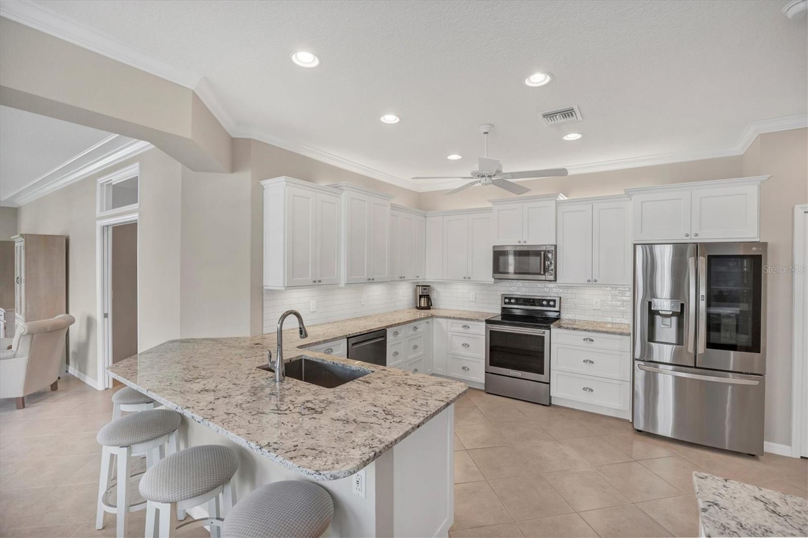 PELICAN POINTE GOLF & COUNTRY CLUB - Residential