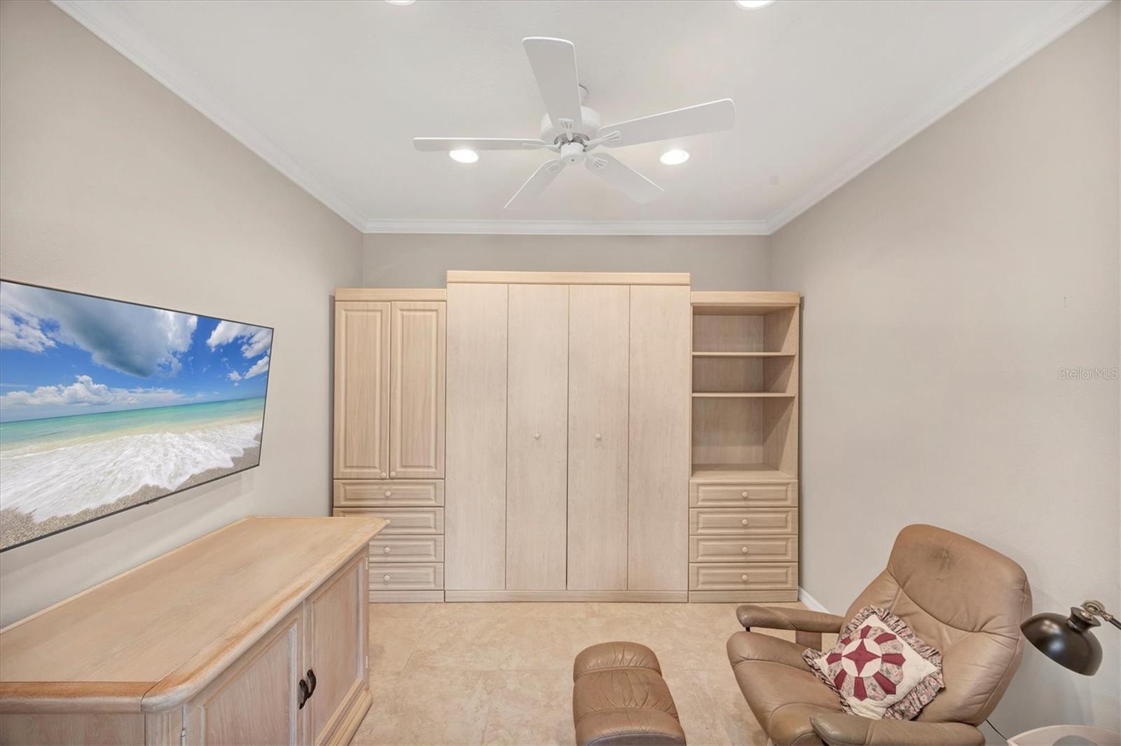 PELICAN POINTE GOLF & COUNTRY CLUB - Residential