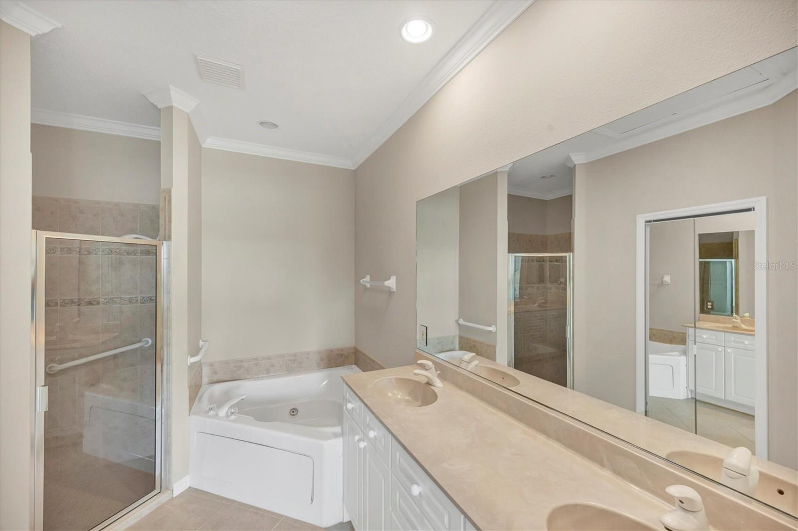 PELICAN POINTE GOLF & COUNTRY CLUB - Residential