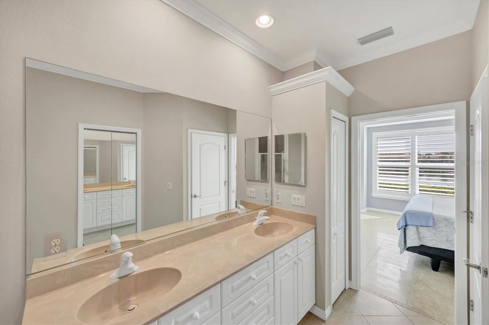 PELICAN POINTE GOLF & COUNTRY CLUB - Residential