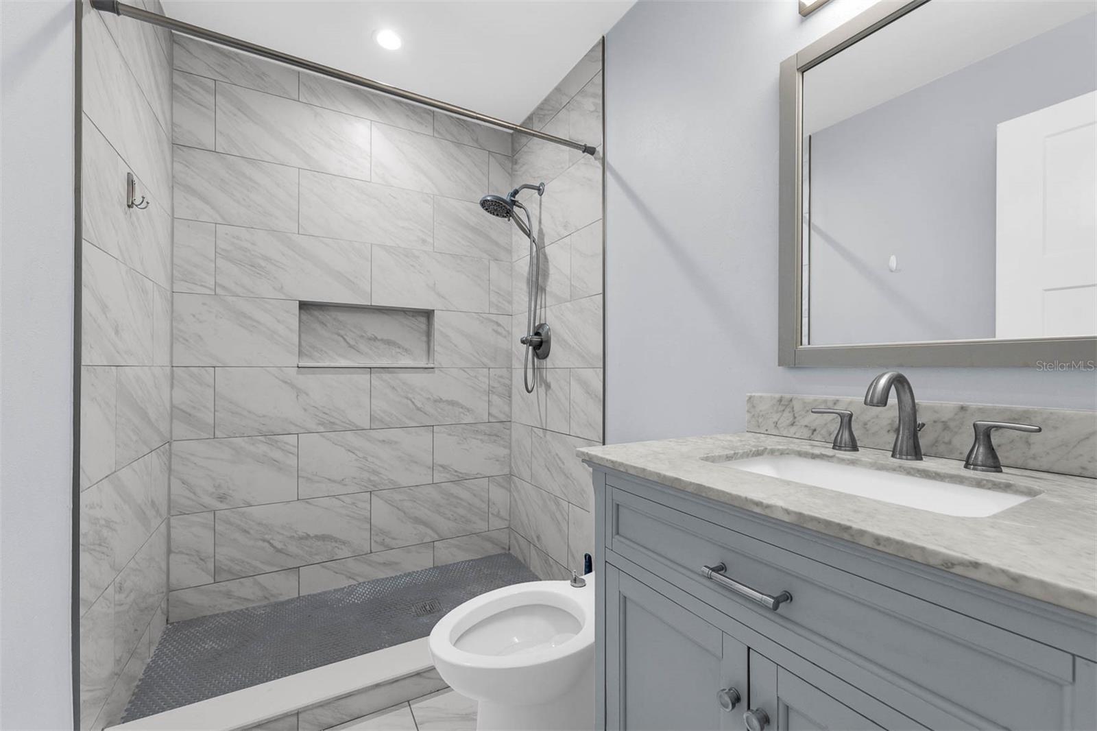 PARK LAKE GROVE CONDO PH B - Residential