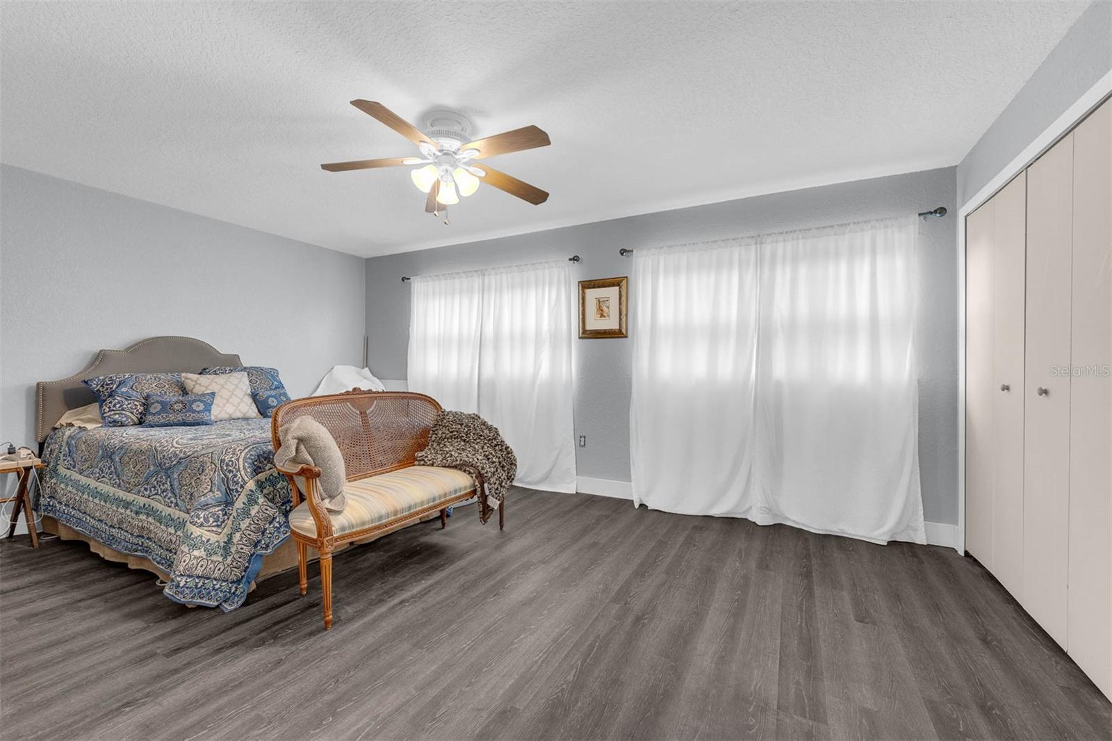 PARK LAKE GROVE CONDO PH B - Residential