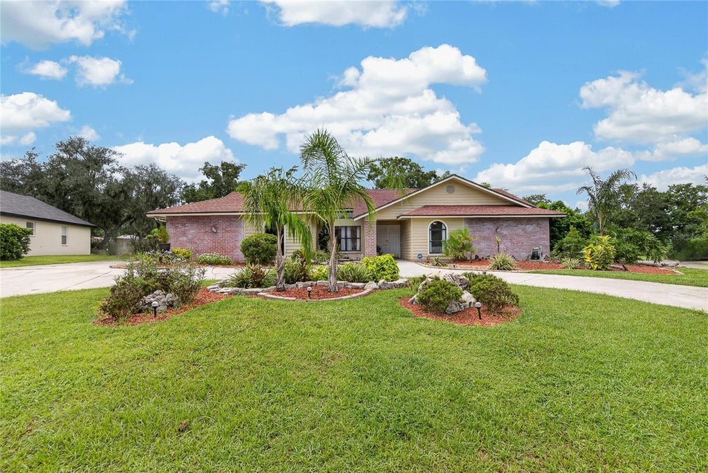 Photo of 2814 Hammock Drive, Plant City, FL 33566 (MLS # TB8542400)