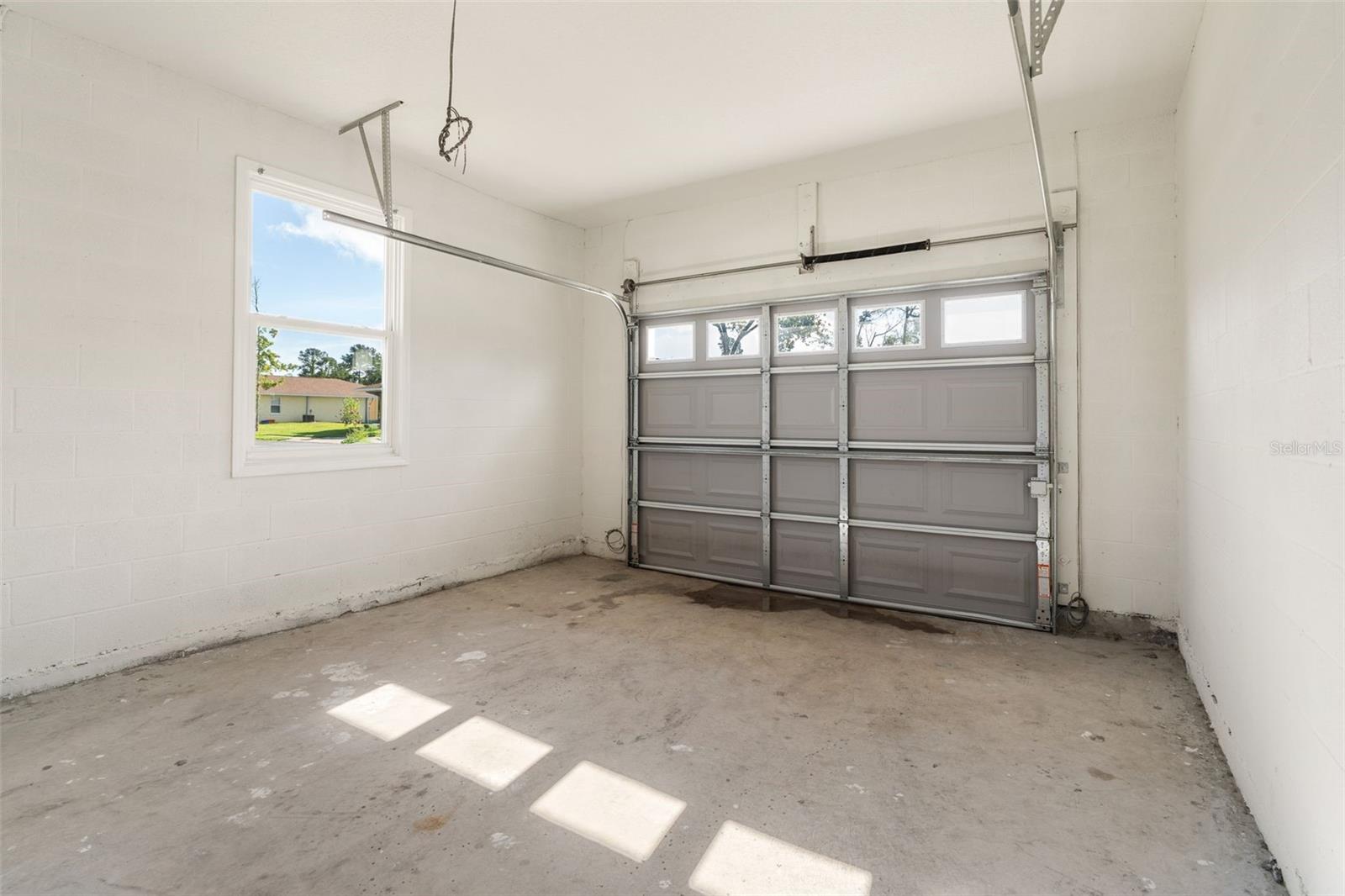 Beautiful 3/2 with a 1 car garage. Built in 2022, this home has LVP flooring in the main areas, carpet in the bedrooms and tile in the bathrooms. Granite counter tops and stainless steel appliances. Conveniently located in NE Gainesville, shopping, entertainment, UF and Shands are all nearby!