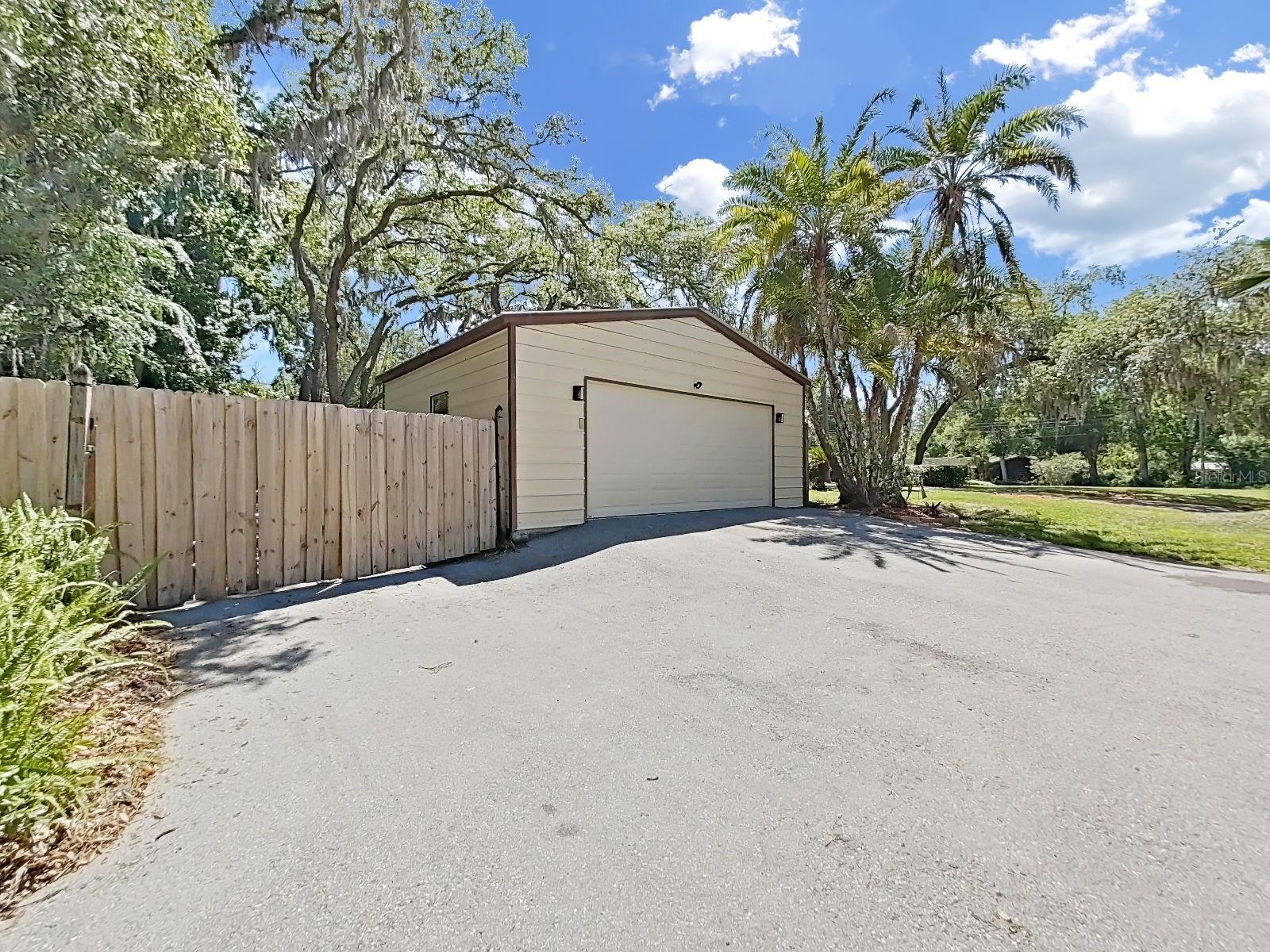 TRACERS LAKE KEEN ESTATES UNI - Residential