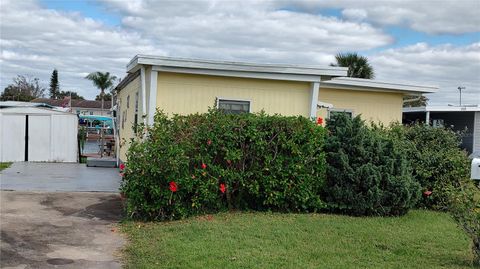 A home in TAVARES