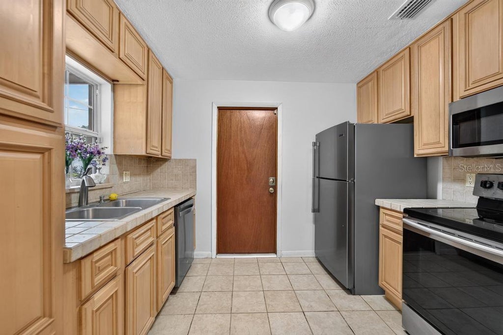 Photo of 820 Blackberry Ln, Brandon, FL 33511 (MLS # TB8554218)