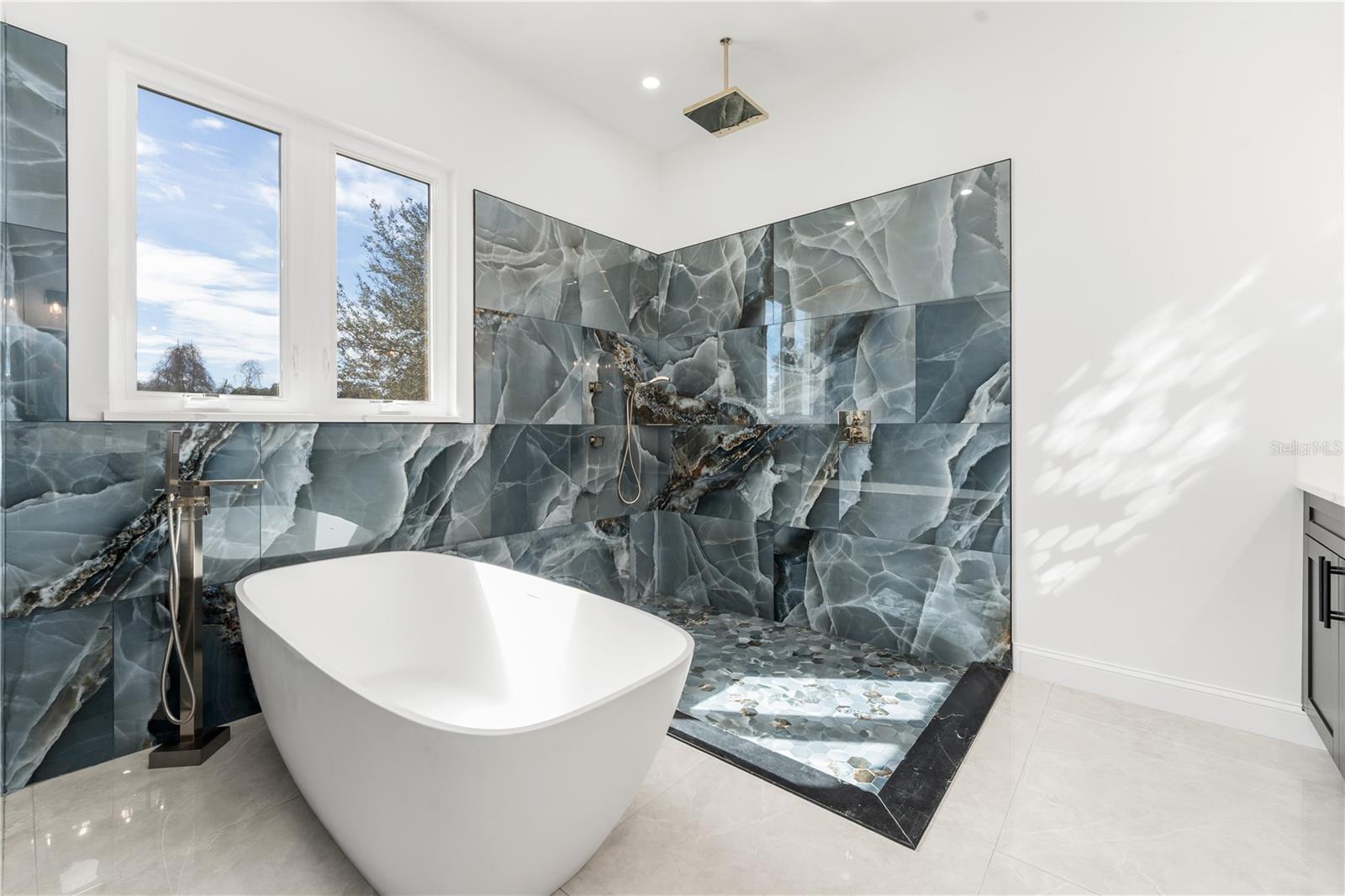 VIA PARADISUS PH III B - Residential