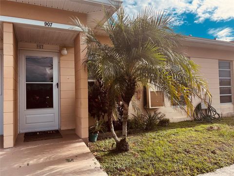 A home in LAKE WALES