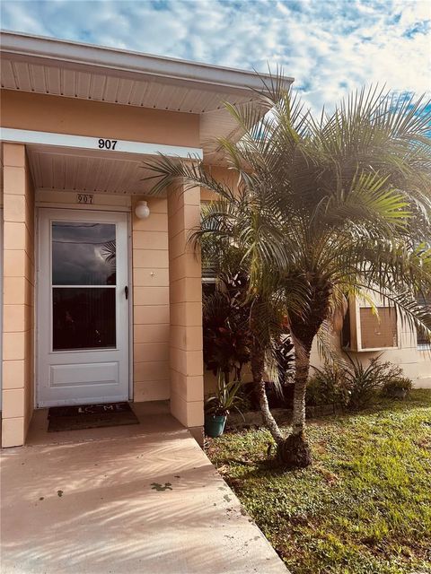 A home in LAKE WALES