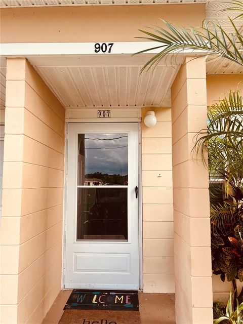 A home in LAKE WALES