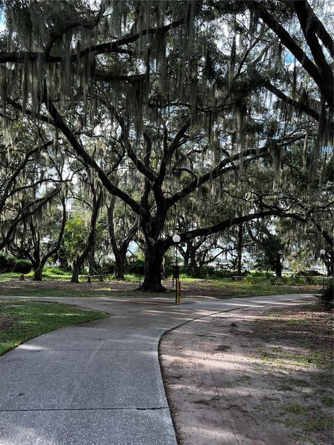 A home in LAKE WALES