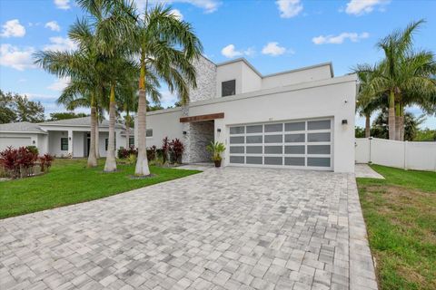 Property photo of 811 30th Court E, Bradenton, FL 34208