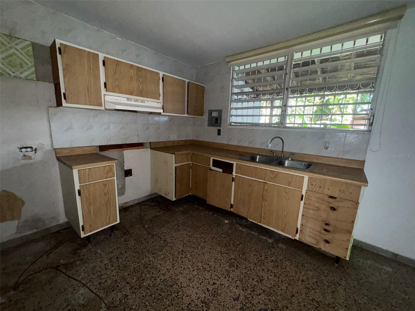 P2400FS FLAMBOYAN ST. AZ-9