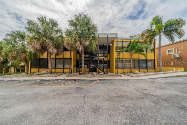 Prime location! Lights and water included in rent. First floor office available for immediate occupancy. Private office suites and a hall restroom. Square footage is approx. 600 sqft. Short and long term lease available. Located on N Armenia with fantastic traffic count. Convenient drive to Dale Mabry and I275. Large parking lot.
