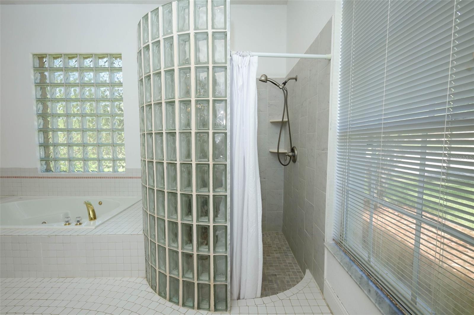 WHISPERING WOODS - Residential