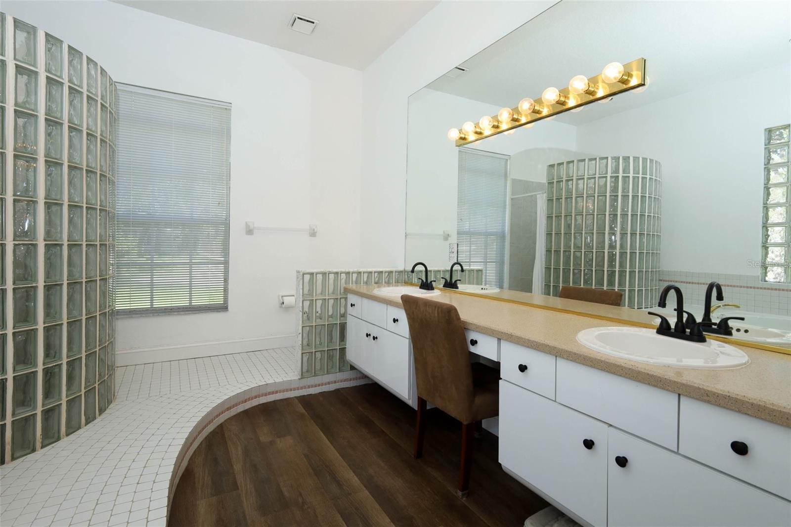 WHISPERING WOODS - Residential