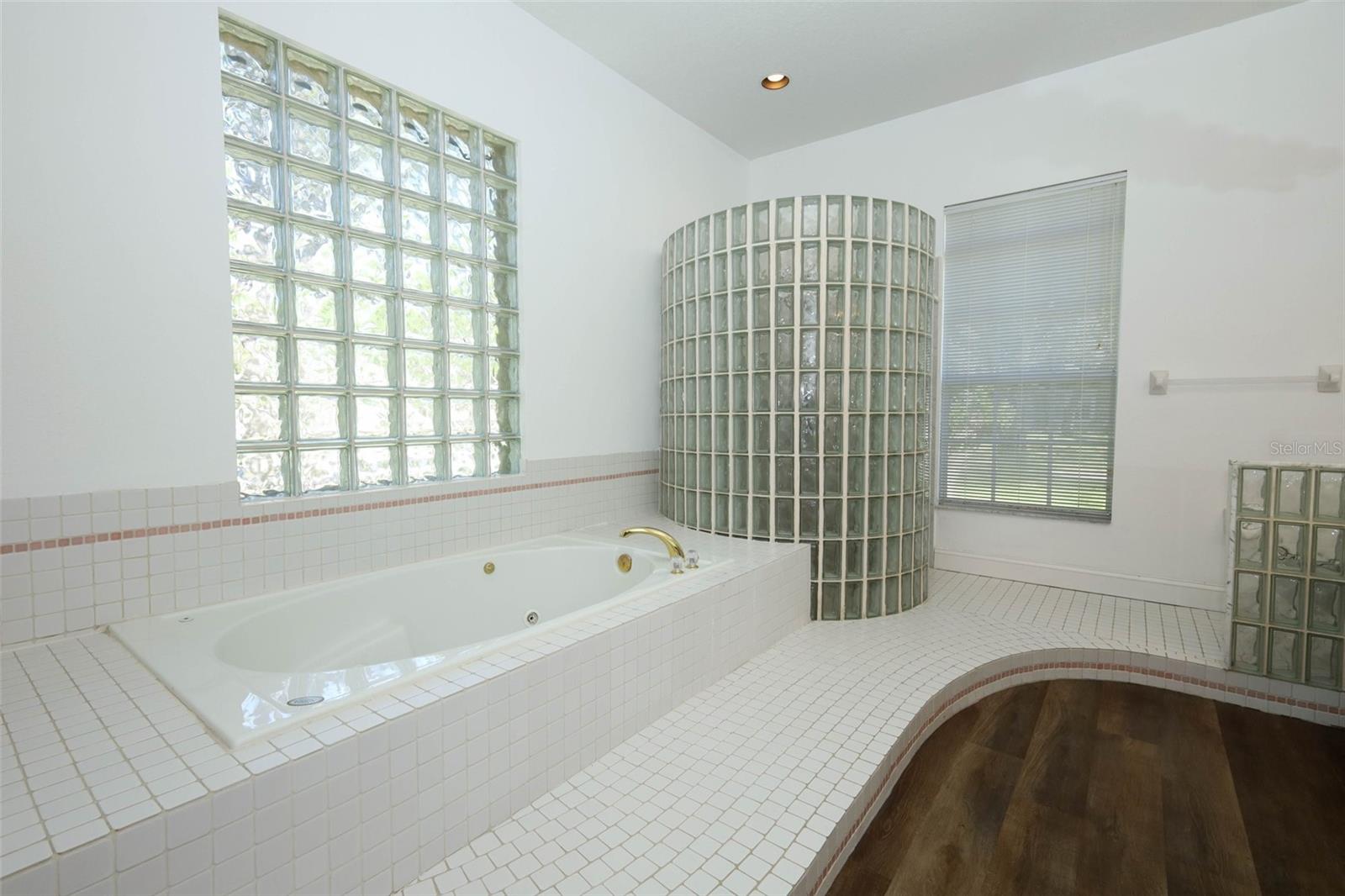 WHISPERING WOODS - Residential