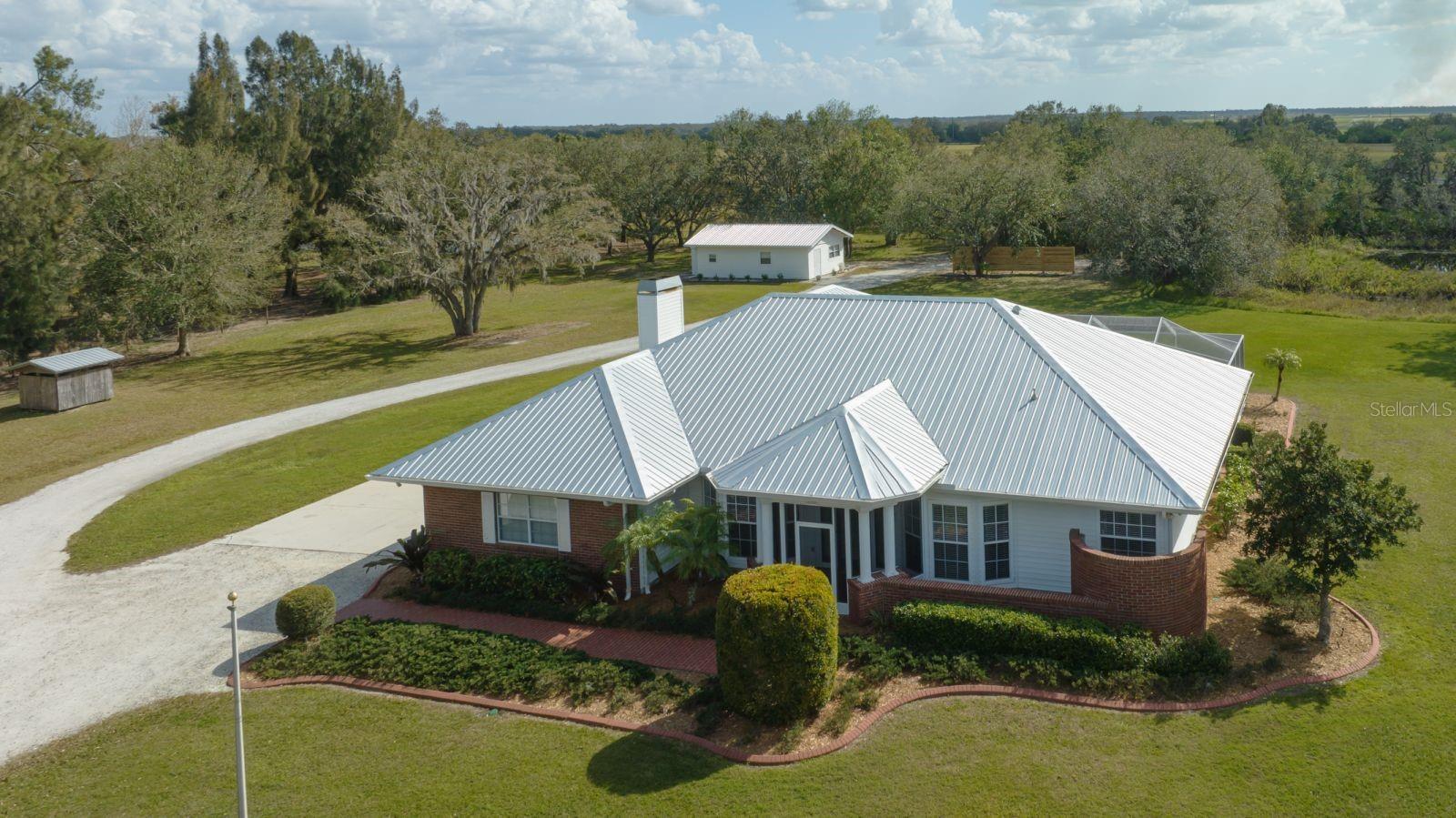 Fully Furnished seasonal country home on 5 acres with private stocked pond. If you want to feel an abundance of nature, wildlife and calm but still close to Sarasota and I75 book your flight tickets NOW. This home has all new furnishings, 3 bedrooms, office with desk and door for privacy, formal dinning, living room and family room to enjoy. Almost all rooms have a pool view, some have a distance pond and tweed view.
come relax and feel the calm with sunset views for the winter in privacy. The cottage in the back does have a full time renter, the only thing you share is the front driveway.