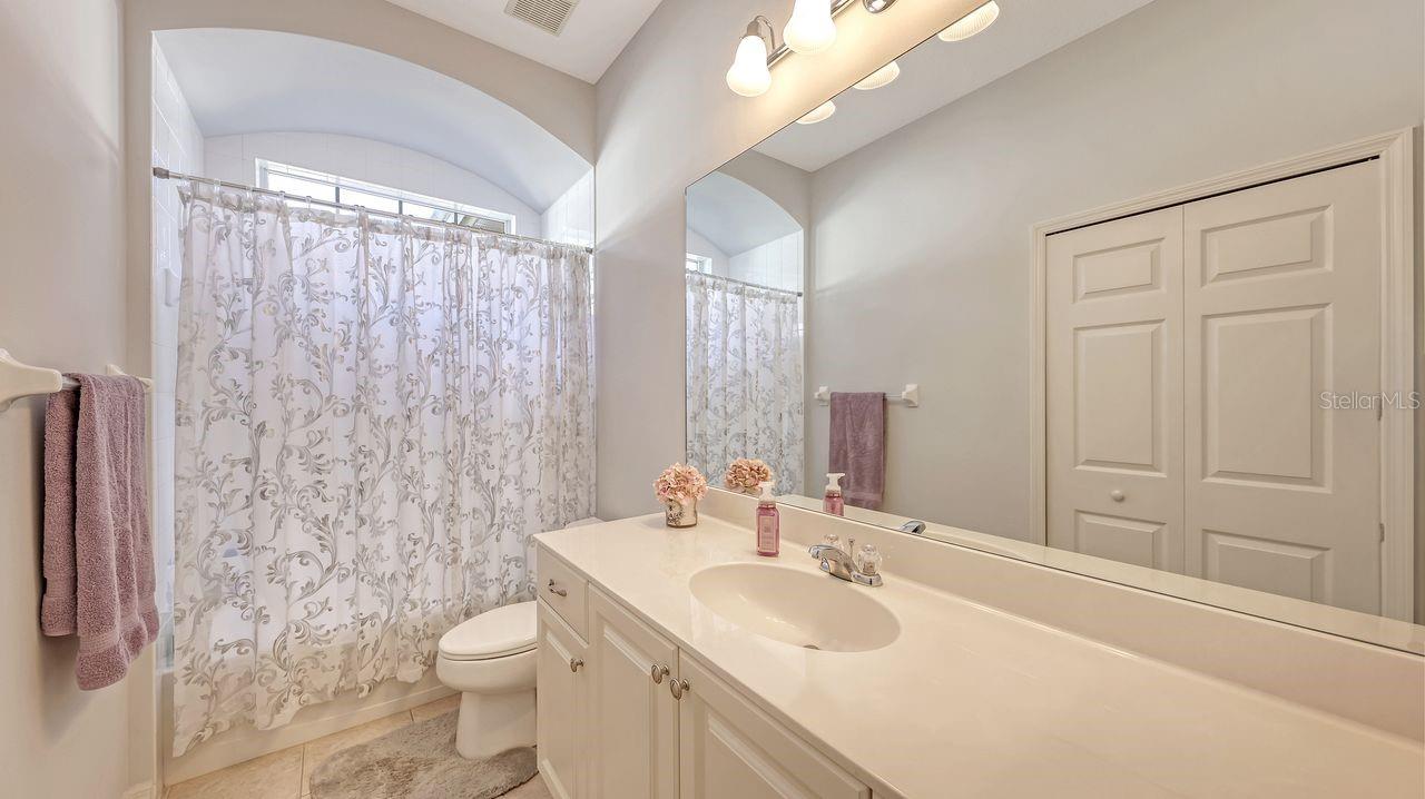 CARRIAGE RUN AT UNIVERSITY PLACE - Residential