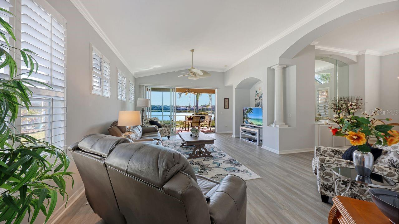 CARRIAGE RUN AT UNIVERSITY PLACE - Residential