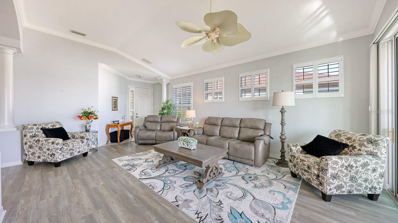 CARRIAGE RUN AT UNIVERSITY PLACE - Residential