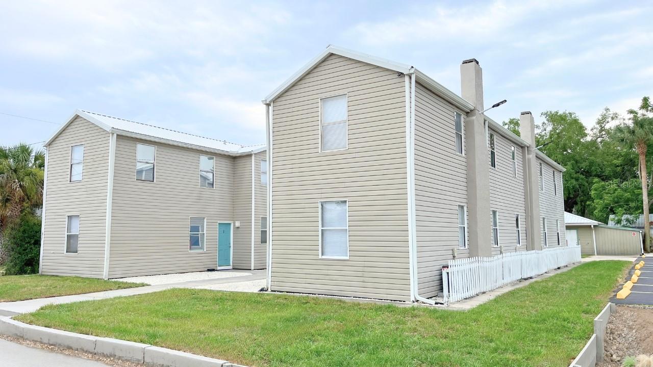 If you apply before the 31st with a move in date of 8/1 we’ll get you September FREE!
This cozy one-bedroom, one-bathroom downstairs apartment offers convenient living in the heart of Tavares. Located near downtown, you'll have easy access to shopping, dining, and entertainment. The apartment comes equipped with a refrigerator and stove for your convenience. Vinyl plank flooring offer a modern touch to the space.
Additionally, laundry facilities are available on-site, ensuring that your laundry needs are taken care of without hassle. Don't miss out on this opportunity to make this charming apartment your new home!
Features:
Refrigerator
Stove
Amenities:
On-site Laundry
Section 8 Approved!