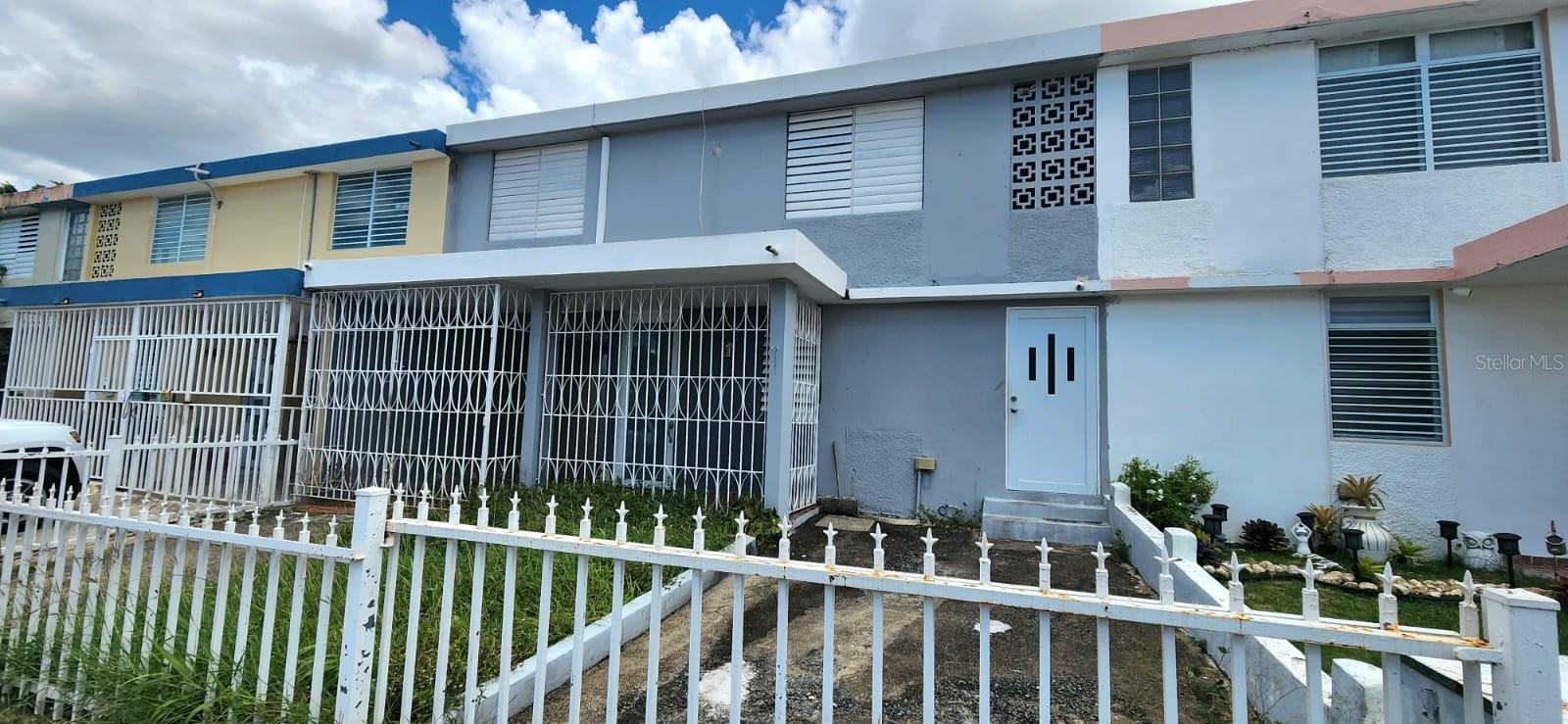 Two-story house with great potential for sale!
This property is located in the Irlanda Heights neighborhood in Santa Juanita, Bayamón. It has three (3) bedrooms, two (2) bathrooms, a living room, kitchen, dining room, family room, deck, carport, and patio. Close to everything. It can be yours for only $175,000. Grants will not be considered for this house; we apologize for any inconvenience.