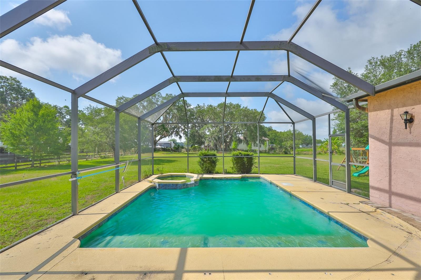 611 ROBINSON OAKS LANE