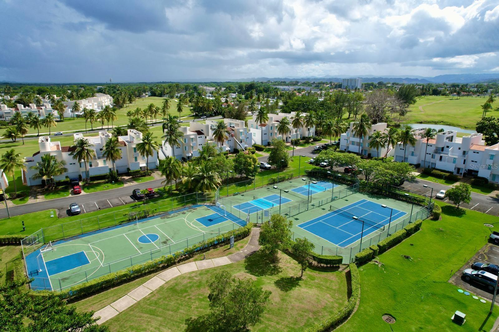 VILLAS DE GOLF WEST - Residential