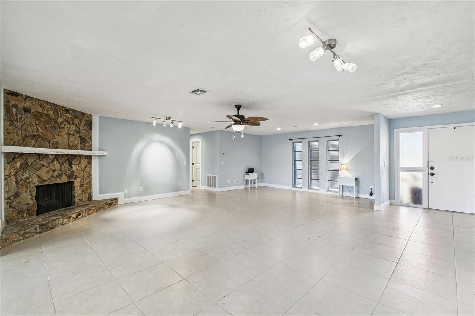 FLOR A MAR - Residential Lease