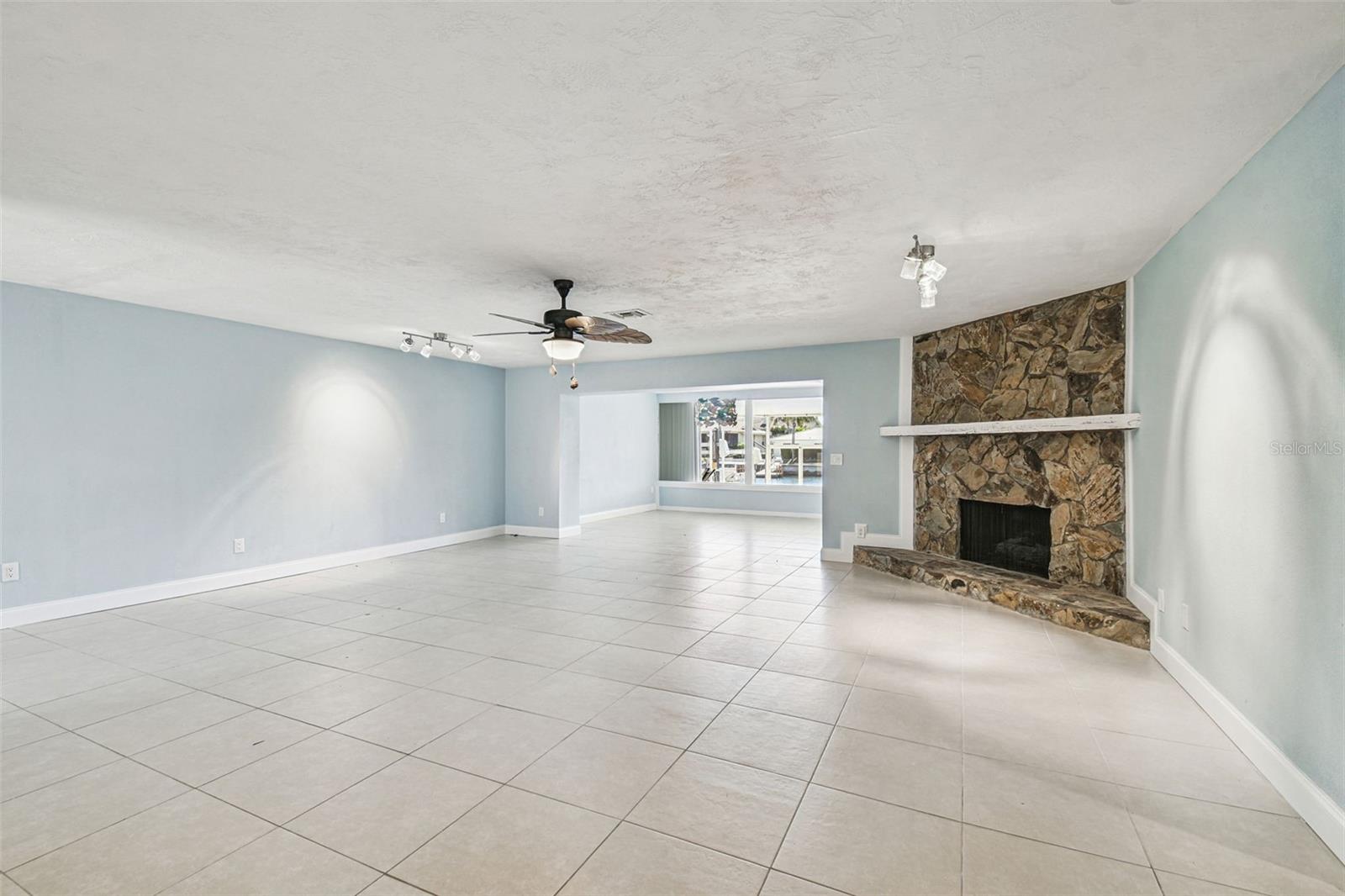 FLOR A MAR - Residential Lease