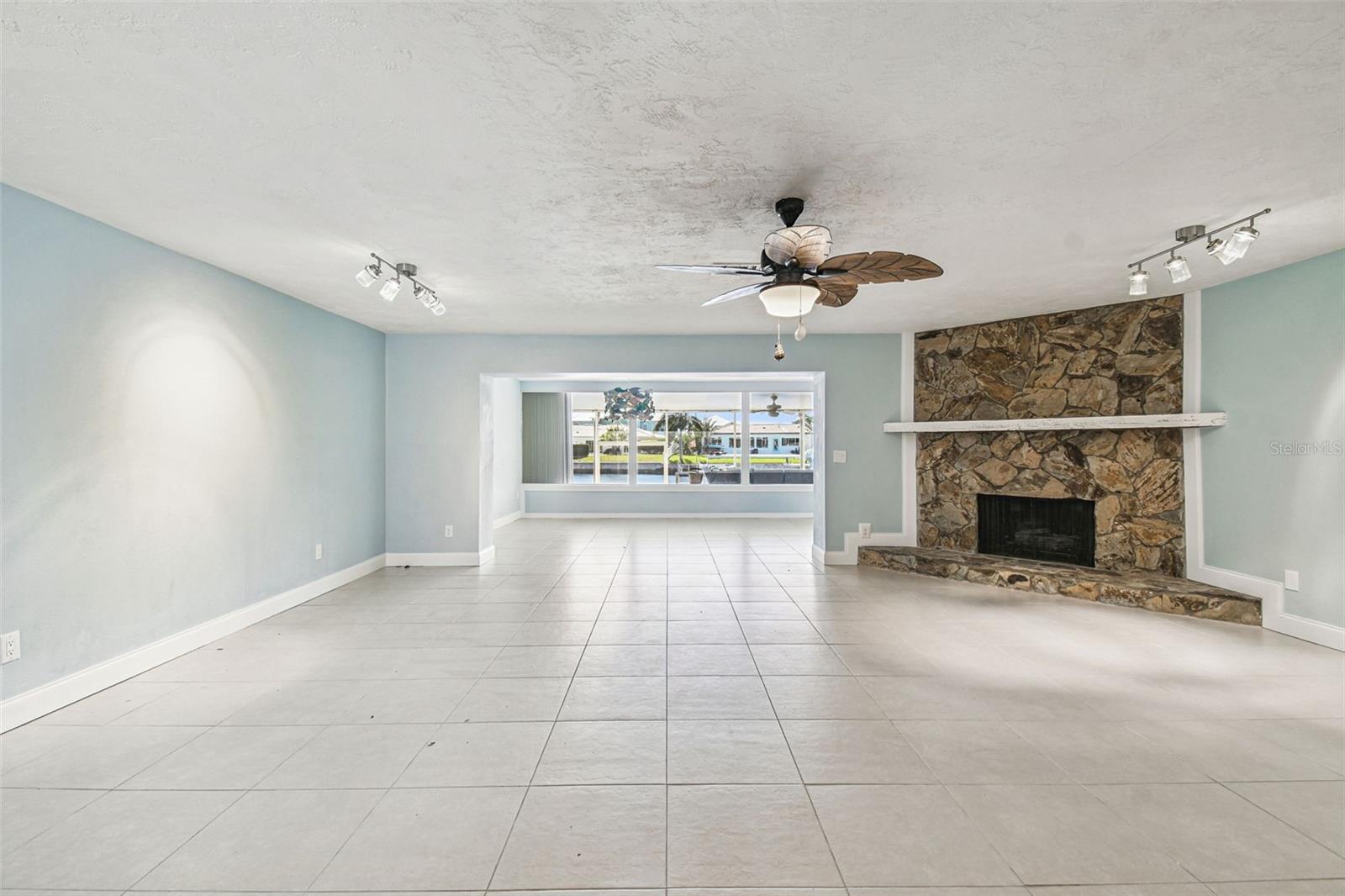 FLOR A MAR - Residential Lease