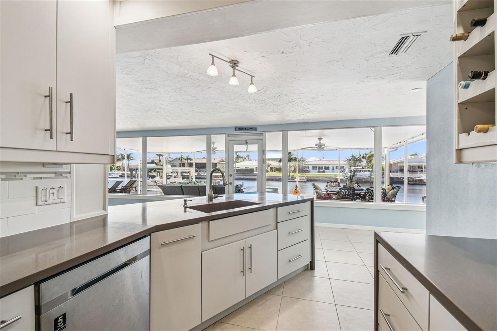 FLOR A MAR - Residential Lease