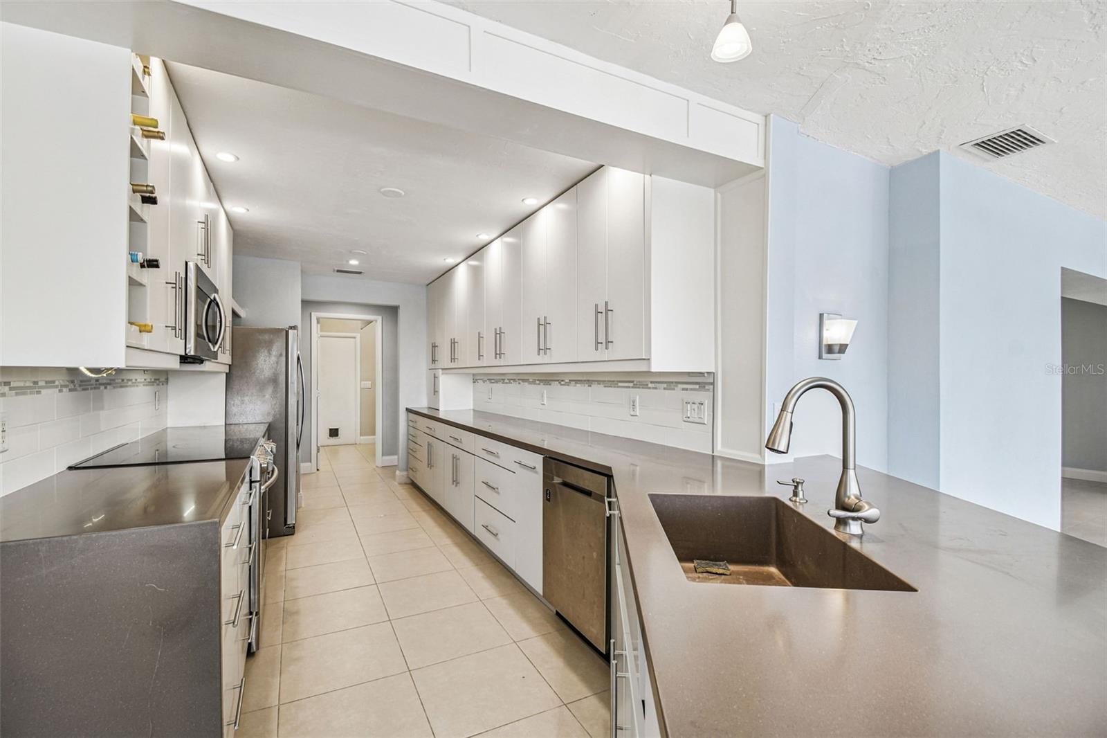 FLOR A MAR - Residential Lease