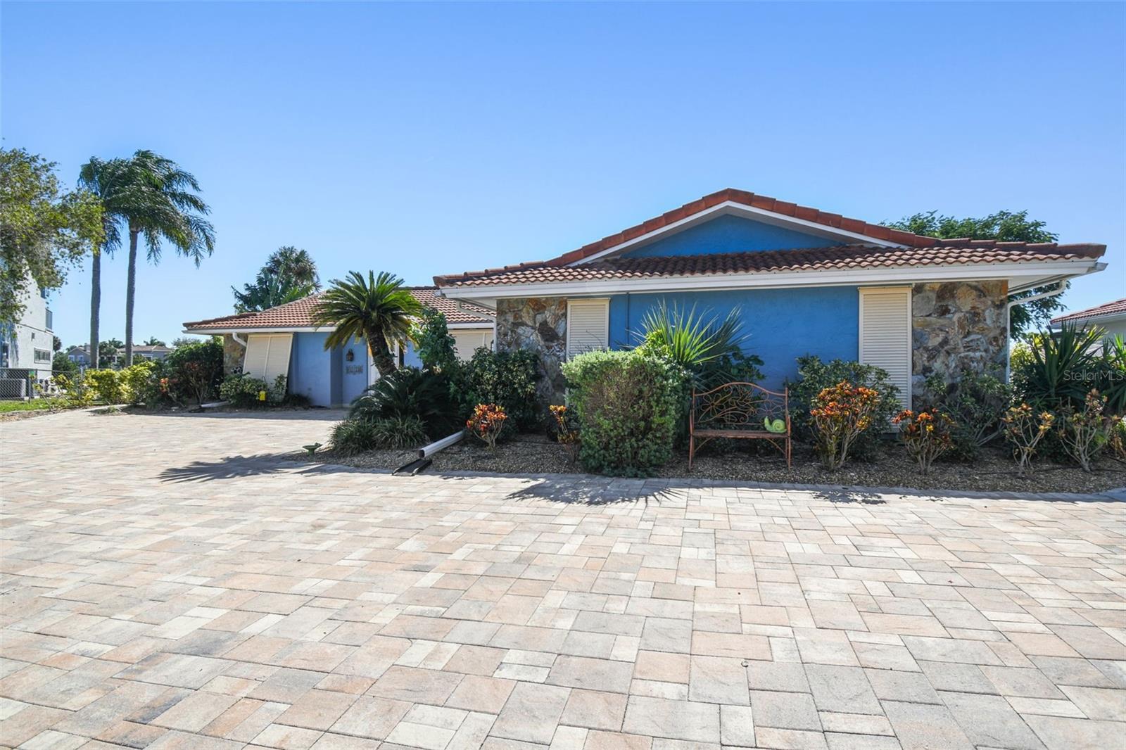 FLOR A MAR - Residential Lease