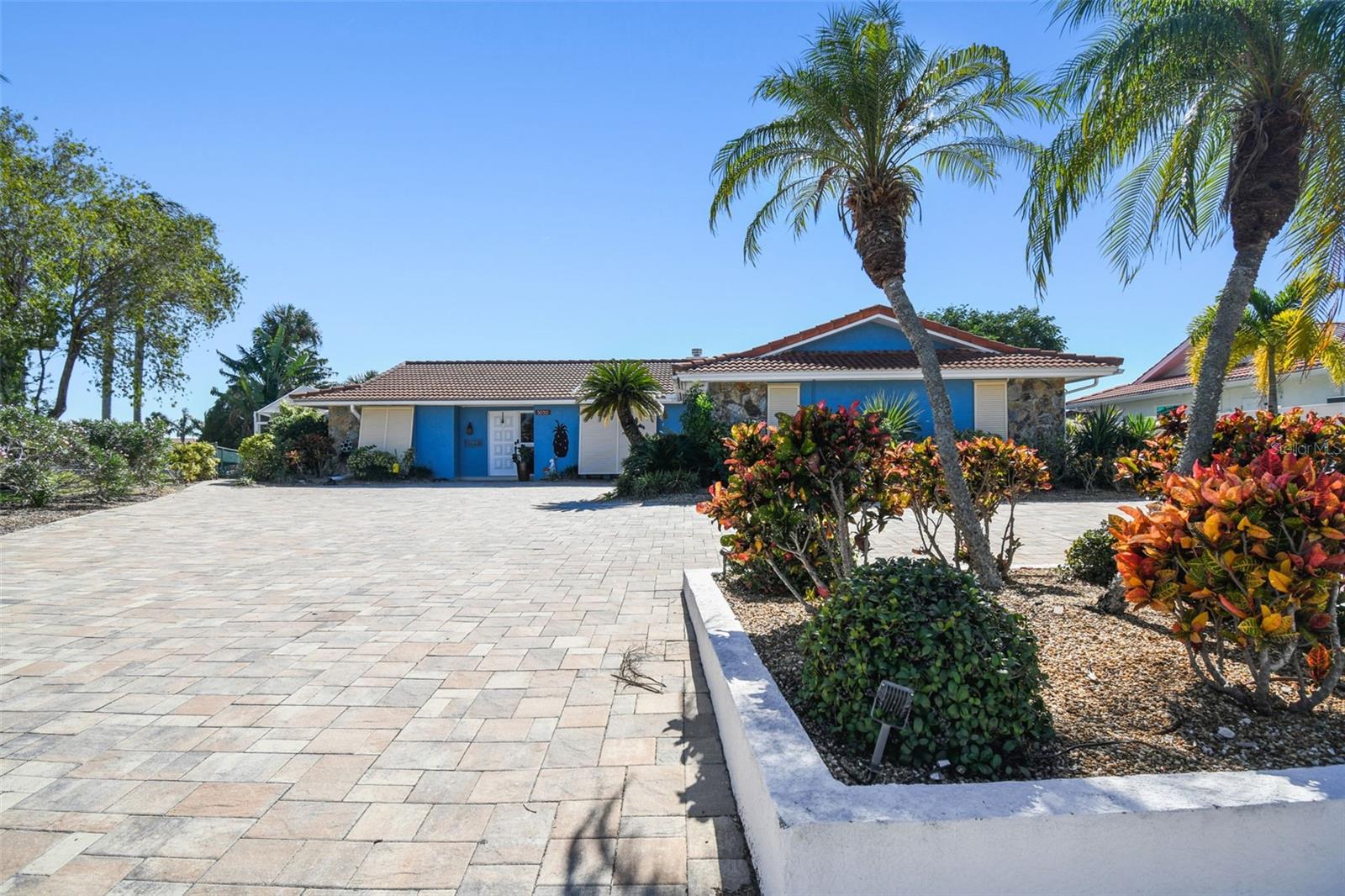 FLOR A MAR - Residential Lease