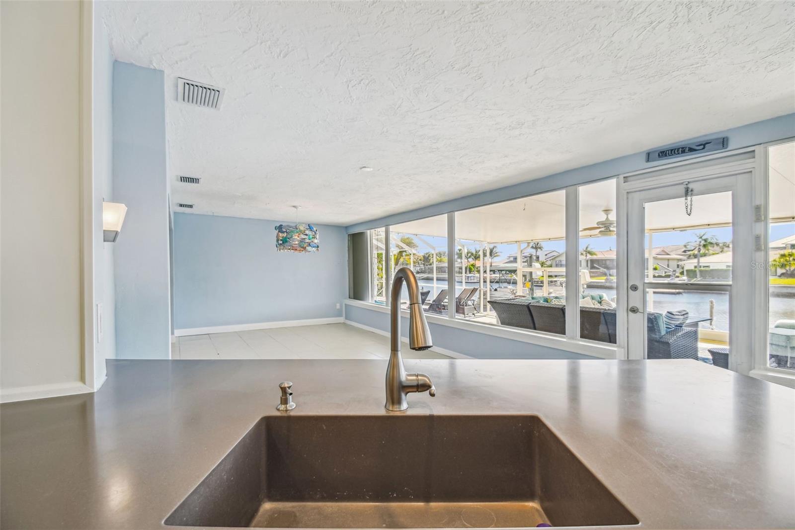 FLOR A MAR - Residential Lease