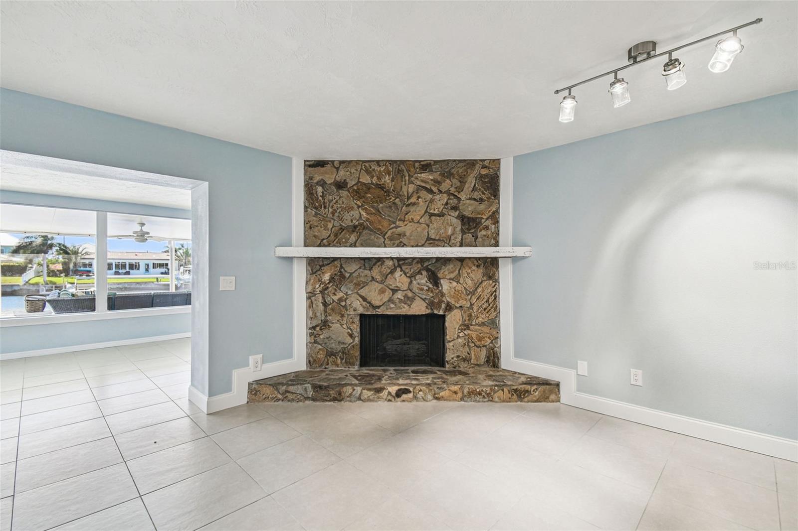 FLOR A MAR - Residential Lease