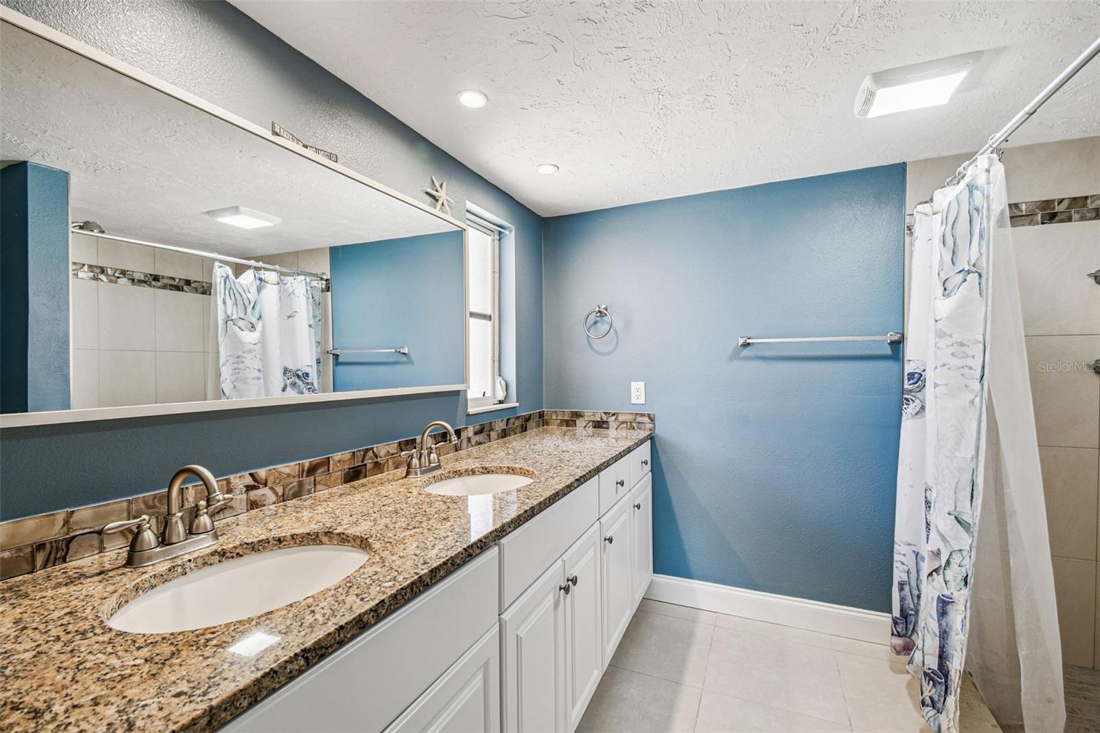 FLOR A MAR - Residential Lease