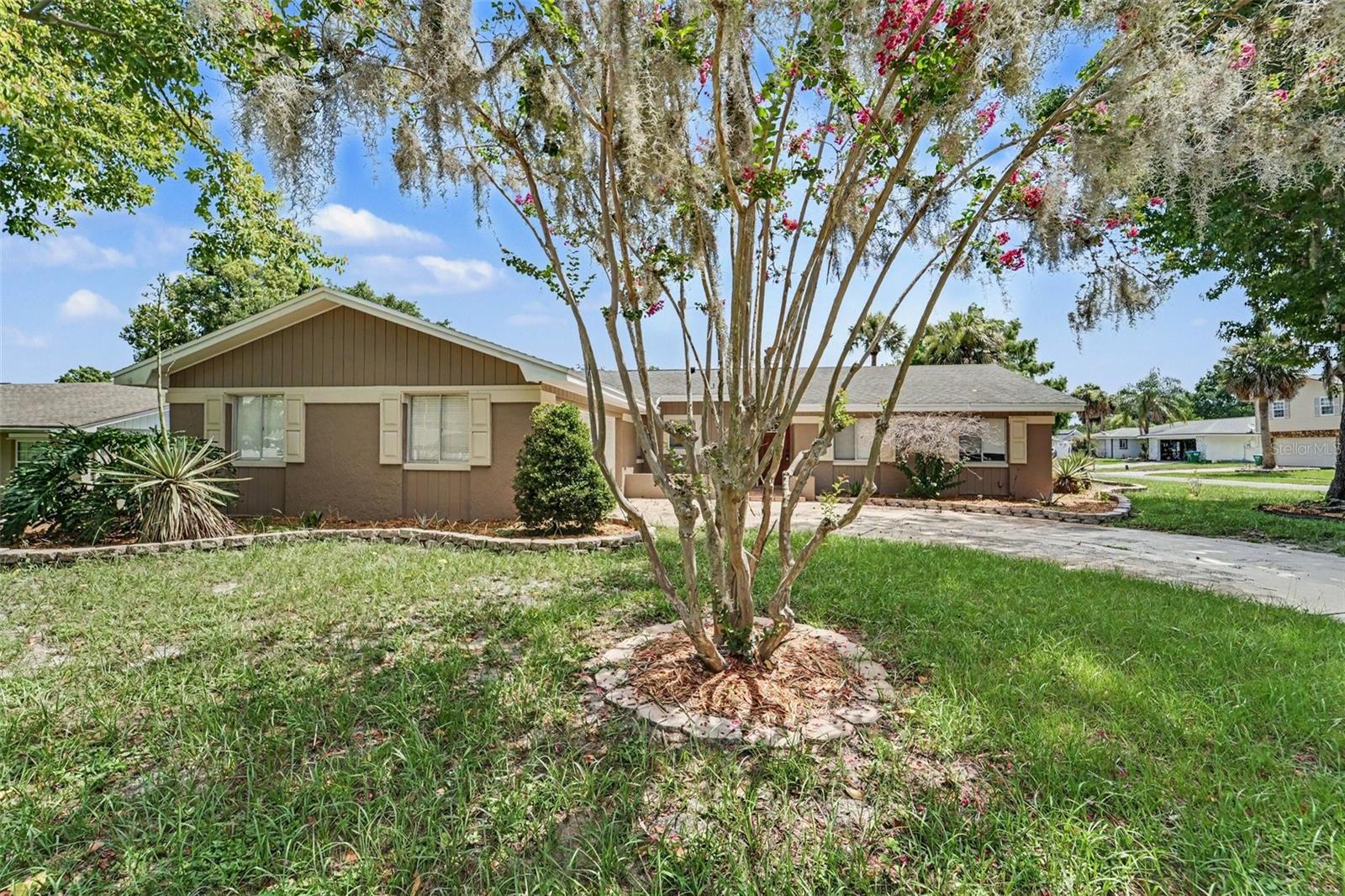 930 OAK FOREST DRIVE