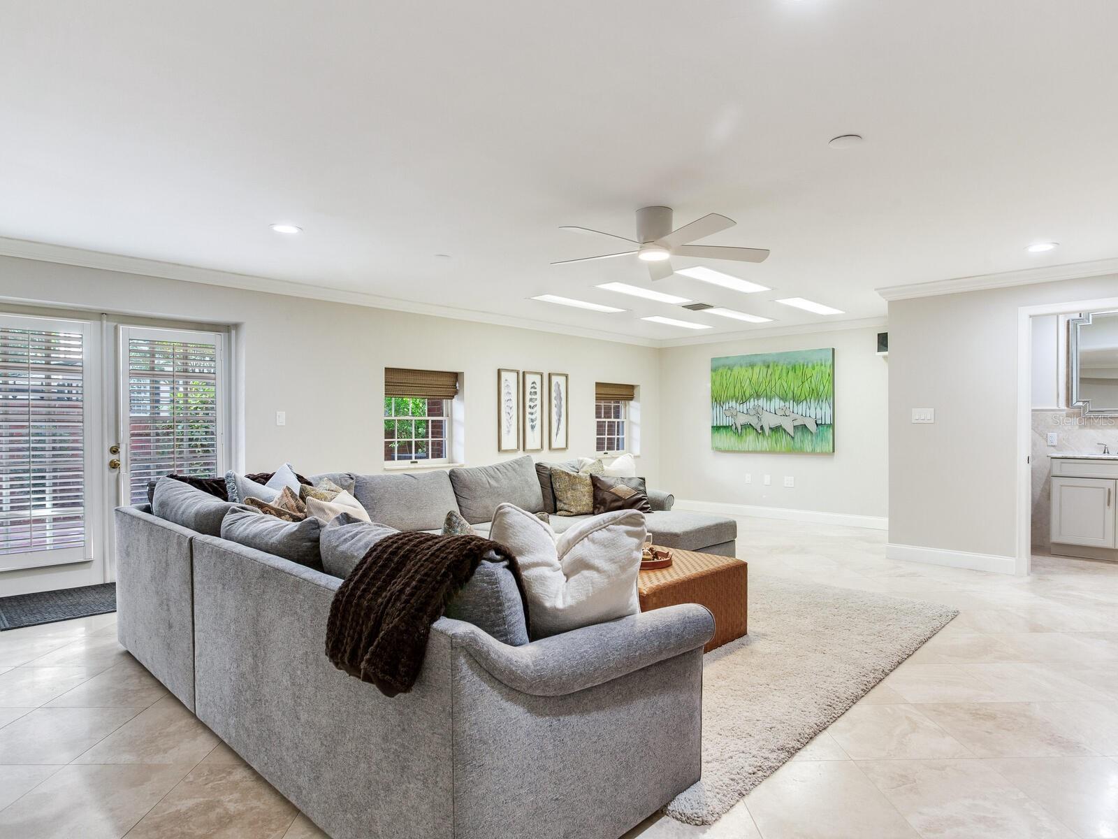 CRESCENT PLACE CONDO - Residential