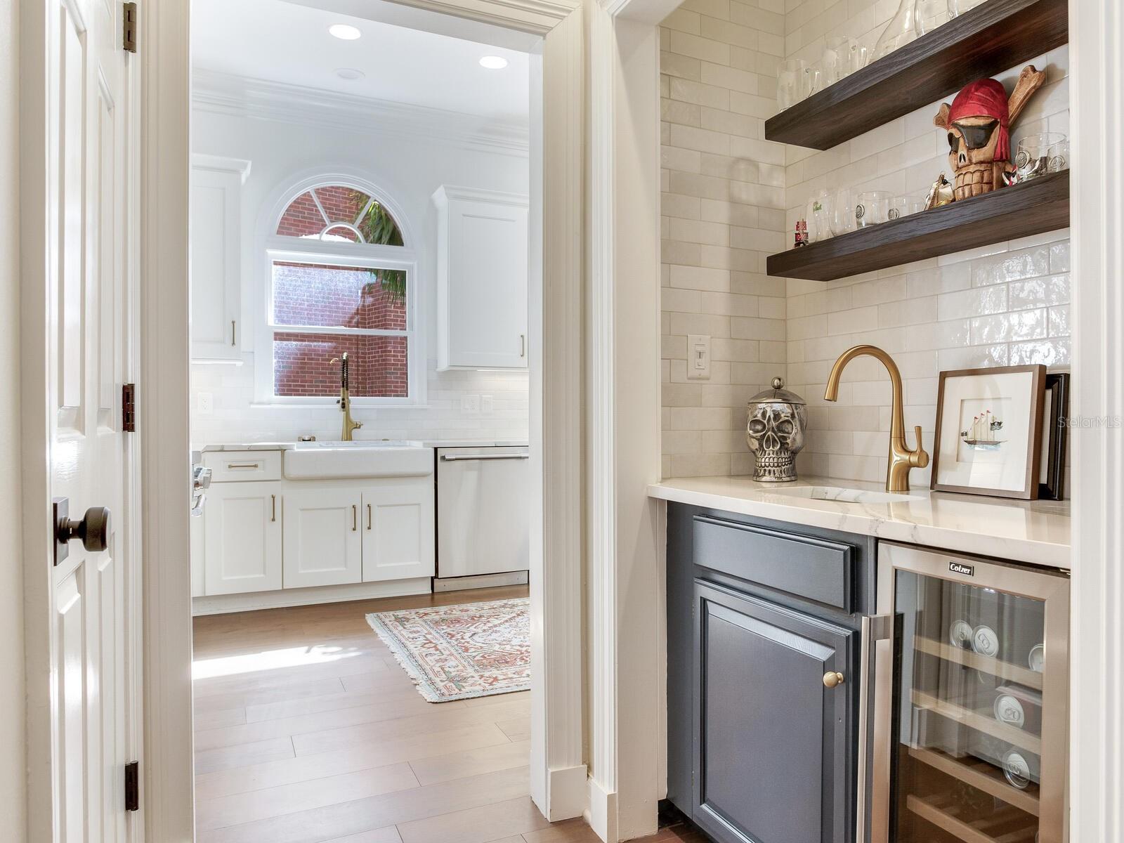 CRESCENT PLACE CONDO - Residential