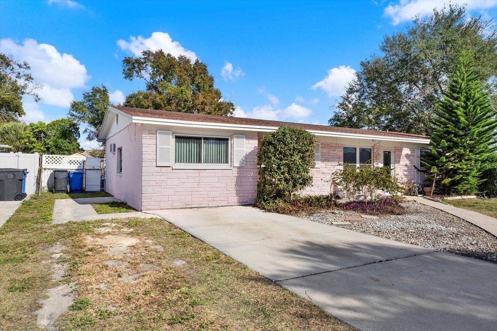 Photo of 6403 Rolling Green Place, Tampa, FL 33634 (MLS # TB8468166)