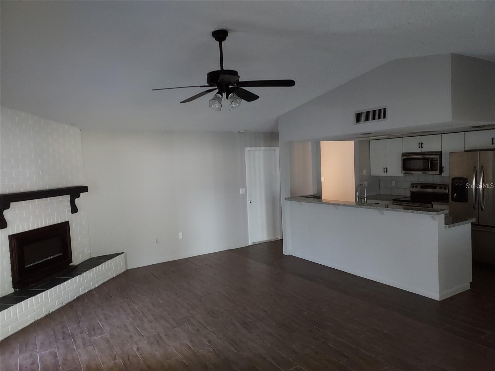 BEACON GROVES UNIT IV - Residential Lease