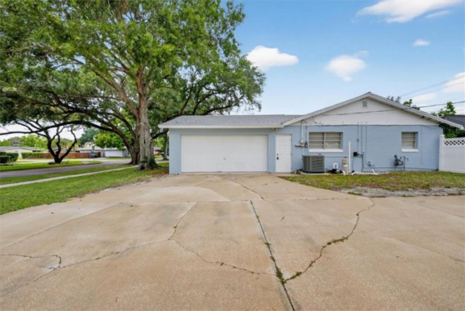 ROYAL PALMS - Residential