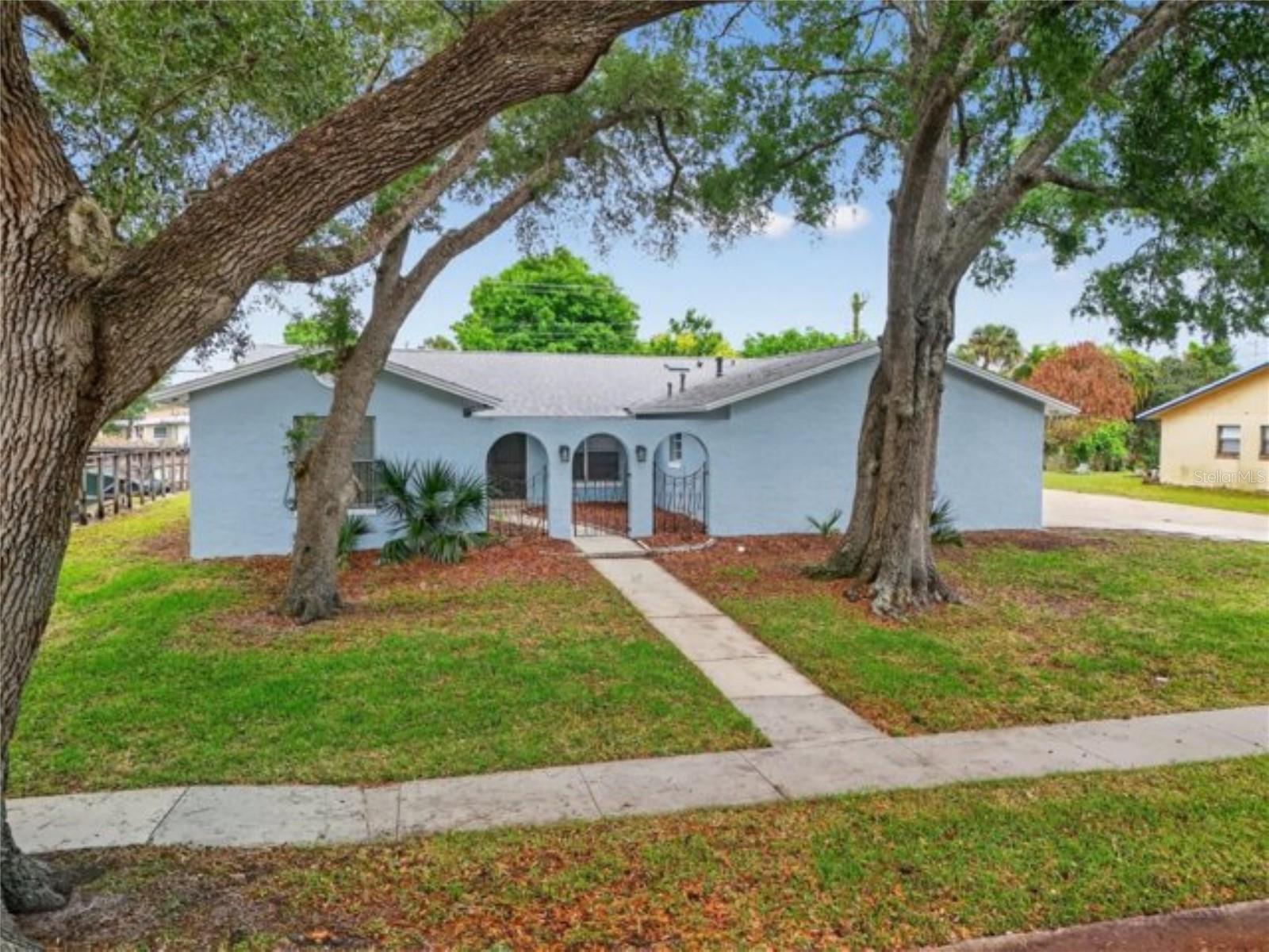 ROYAL PALMS - Residential