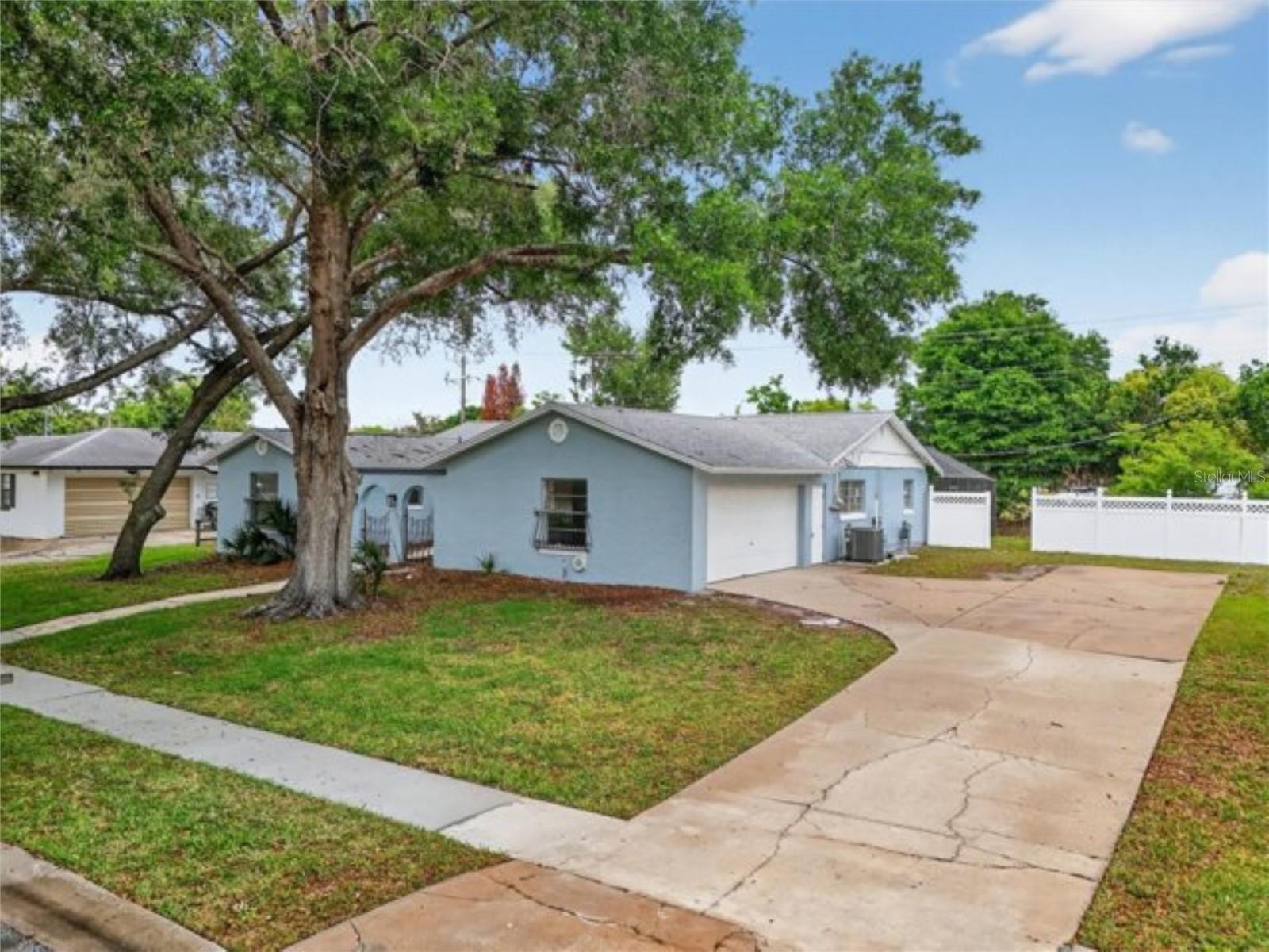 ROYAL PALMS - Residential